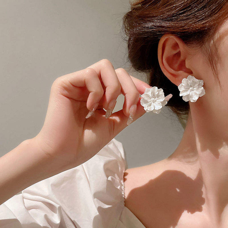 White Flower Korean Earrings - KE167
